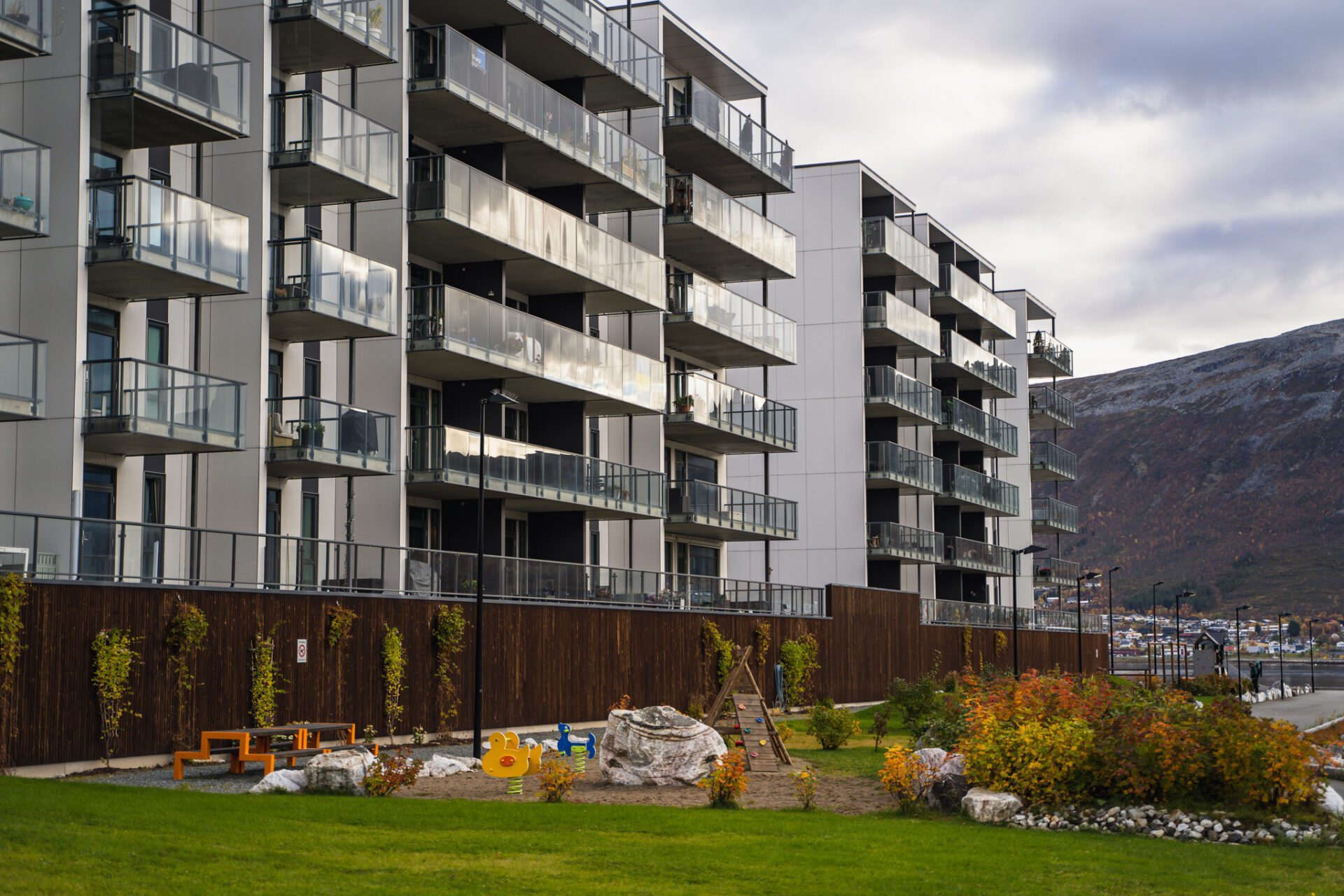 Bilde av uteområdet utenfor boligblokker