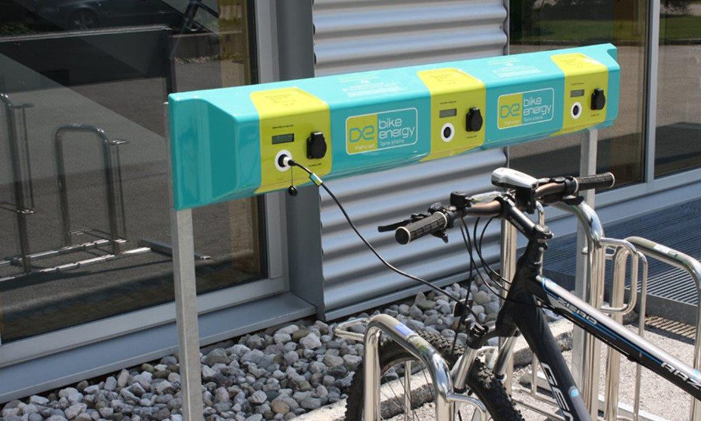 Bilde av elsykkel som står på lading